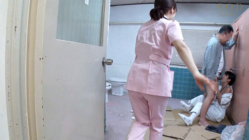 無理やりチンコをイラマチオされる。The dick is forcefully deep throated.

人気なAV女優　小倉由菜。病院で絶倫患者を治療する新人女性。患者が暴走する絶倫イラマチオ、乱交セックスによる治療など、過激なセックスが多くみられる。Popular AV actress Yuna Ogura. She is a new woman who treats adult patients at the hospital. Extreme sex is often seen, such as deep throating where patients go wild, and treatment with orgy sex.