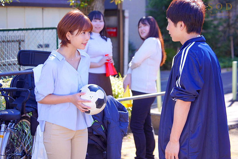 保育園に子供を送ってから迎えまでの8時間…長男のサッカースポ少のコーチと、不倫セックスしまくっている絶倫ママチャリ妻。 紗倉まな2