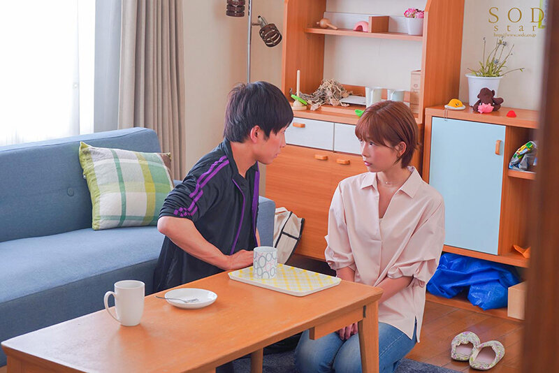 保育園に子供を送ってから迎えまでの8時間…長男のサッカースポ少のコーチと、不倫セックスしまくっている絶倫ママチャリ妻。 紗倉まな3