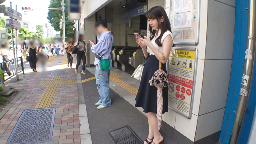 笑顔がキュートな綺麗系お姉さんが好奇心からAVに応募！欲求不満な身体を弄ばれカメラの前で大量潮吹き！！慣れてきたら攻守交替、男の乳首を舐めて自ら腰を振りまくる！！ 【初撮り】ネットでAV応募→AV体験撮影 21081