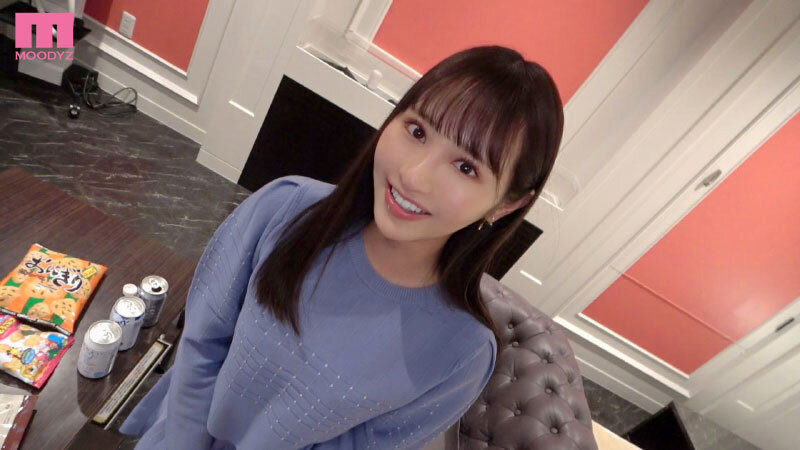 可愛い笑顔の女性。A cute smiling woman.

AV女優　小野六花。初心に立ち戻るべく、地元大阪で初恋相手とセックス、ナンパで、初めてのAV男優と、エロく乱れるセックスを見せる。AV actress Rikka Ono. In order to get back to her roots, she has sex with her first love in her hometown of Osaka, picks up girls, and has erotic and wild sex with her first AV actor.