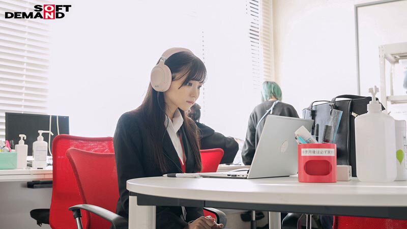 お仕事中の美人OL-宣伝部 松永あかり 2度目のAV出演 はじめて尽くしの5日間に密着！