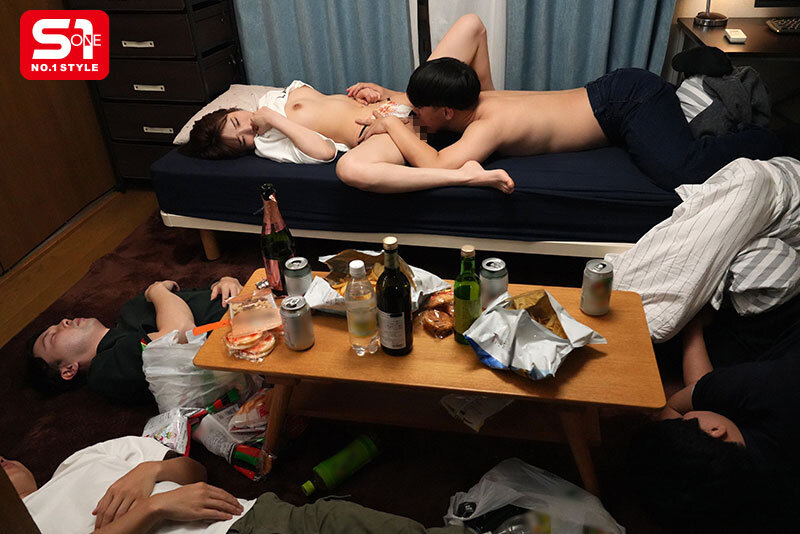 皆が寝ている隙に、一人の男が美女にクンニする-酔わされて輪●されて 河北彩伽