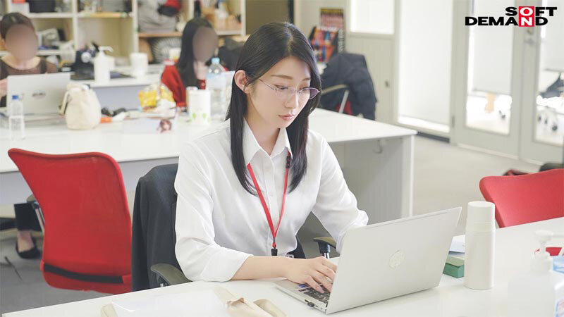 仕事中のOL美女-画像-守屋よしの 初AV出演