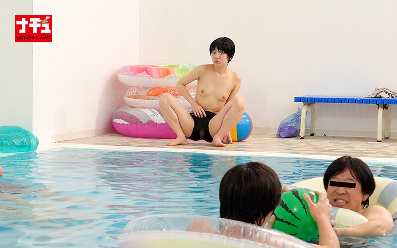 画像-エロい女子-【1nhdtc00082】つるぺた女子の男水着チャレンジ 県民プールでデカチンおじに女子だとバレて中出しされて…