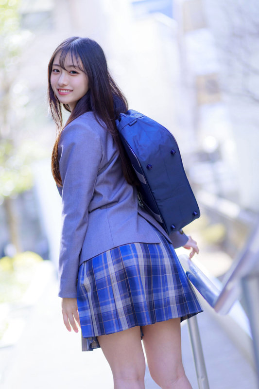 画像-後ろを振り返る笑顔の女子校生-【DEAA-004】かほちゃん 電影シロウト-青春-