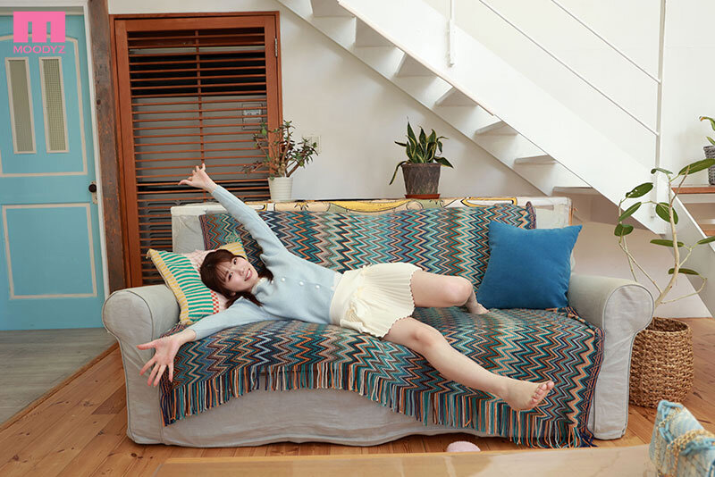 ソファでくつろぐ美少女-画像-【MDVR-369】【VR】石川澪-