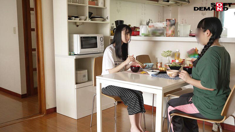 食事中-画像-【SDAM-153】元引きこもりのポコチン絵師 鳥羽いく(20) AVデビュー撮影