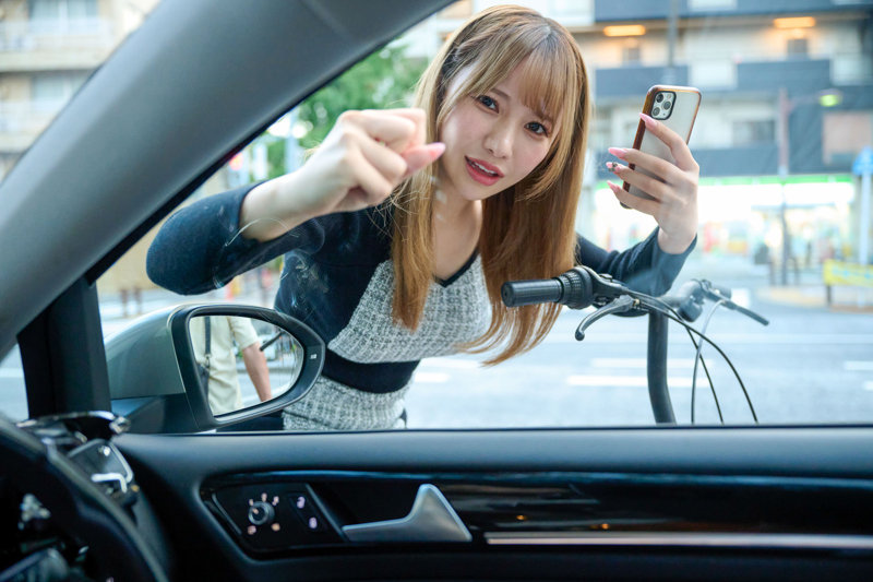 画像-車の窓を叩く茶髪ギャル-【DEBZ-009】りおっち 電影シロウト-バズ-